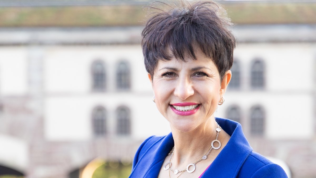 SHOKO professional portrait representing an English-speaking buyer’s agent helping Americans buy property in France